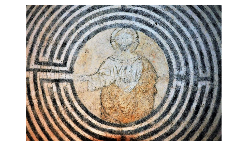 mystérieux Christ dans le labyrinthe d'Alatri montrant un motif unicursal